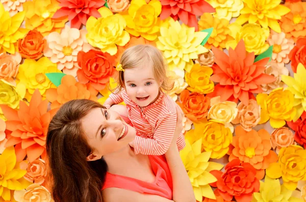 Daughter Hands Mother Backdrop Colorful Flowers Made Paper — Stock Photo, Image