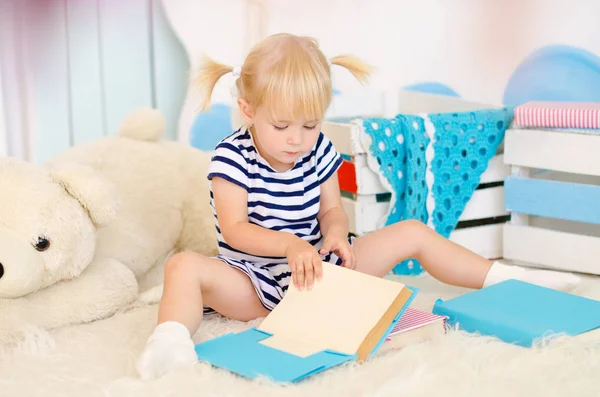Blond Meisje Zittend Vloer Met Boeken Naast Teddy Bear — Stockfoto