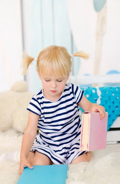 Blond Meisje Zittend Vloer Met Boeken Naast Teddy Bear — Stockfoto