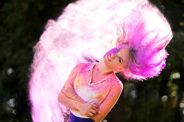 女の子の表現力豊かな肖像波を聞くし 神聖なピンクを描く彼女の髪 — ストック写真