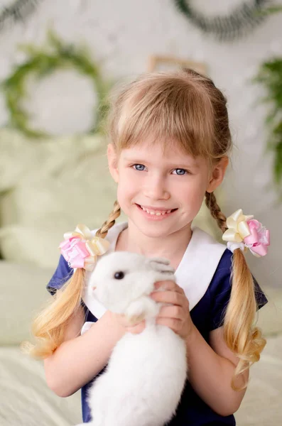 Belle Fille Avec Deux Tresses Souriant Tenant Lapin Blanc — Photo