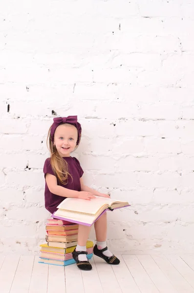 Girl Reading Book Sitting Pile Books White Brick Wall — Stock Photo, Image