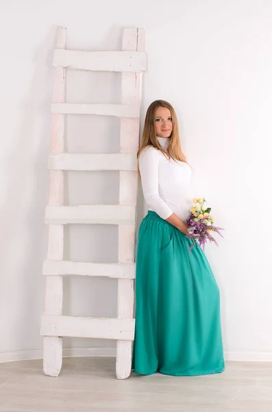 Mujer Embarazada Con Ramo Flores Encuentra Junto Una Escalera Blanca — Foto de Stock