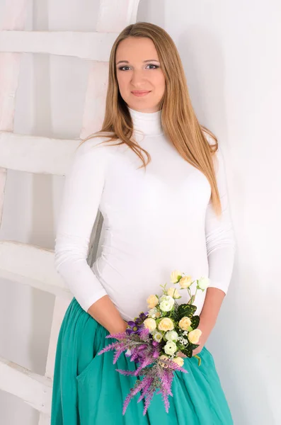 Bir Buket Çiçek Ile Hamile Kadın Tamamen Beyaz Bir Arka — Stok fotoğraf