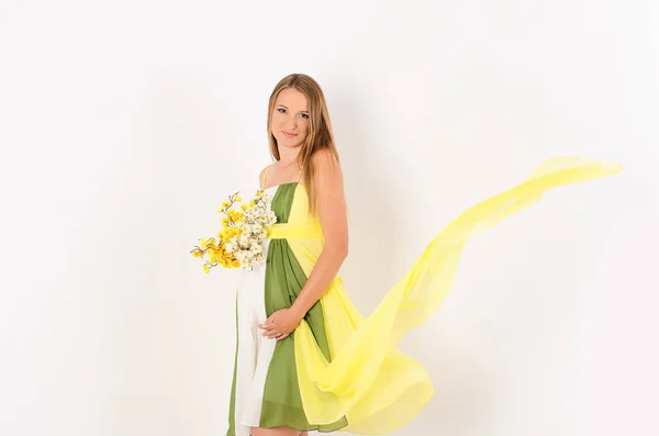 Mujer Embarazada Vestido Con Ramo Flores Encuentra Lado Fondo Pared — Foto de Stock