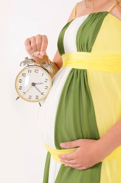 Close Van Buik Van Een Zwangere Vrouw Een Jurk Omarmt — Stockfoto