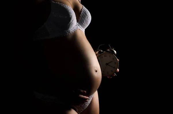 Gros Plan Ventre Une Femme Enceinte Nue Une Main Tenant — Photo