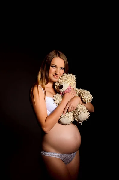 Embarazada Mujer Lencería Sosteniendo Osito Peluche Sostiene Sobre Fondo Completamente — Foto de Stock