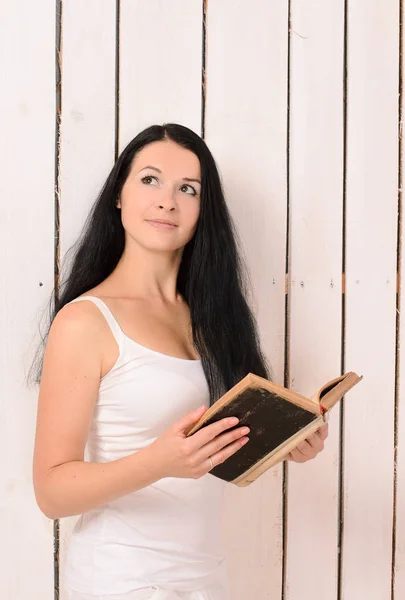 Lány Hosszú Fekete Hajjal Egy Könyvvel Kezében Nézett Fel Világos — Stock Fotó