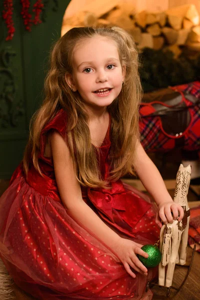 Fille Dans Une Robe Rouge Joue Une Boule Noël Cheval — Photo
