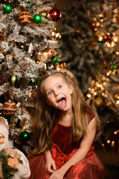 Portrait Belle Fille Près Sapin Noël Festif Garni Boules Sur — Photo