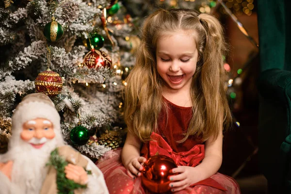 Portrait Belle Fille Près Sapin Noël Festif Garni Boules Sur — Photo