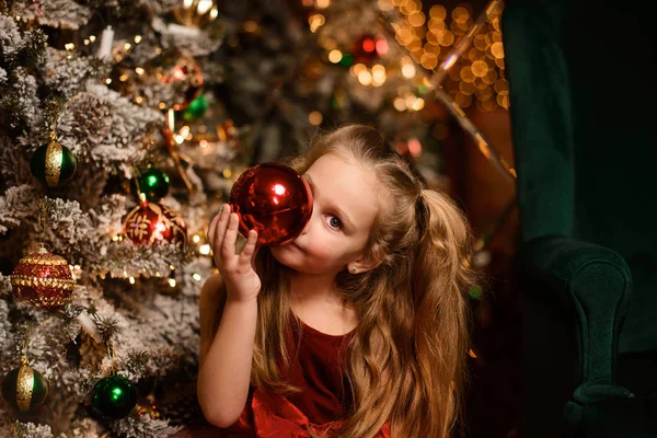 Portrét Nádherné Dívky Blízko Sváteční Vánoční Stromečky Ozdobené Kuličkami Pozadí — Stock fotografie