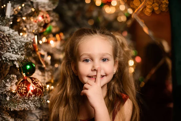 Portrait Belle Fille Près Sapin Noël Festif Garni Boules Sur — Photo