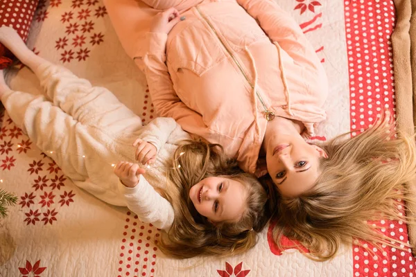 Portrait Beautiful Happy Mother Daughter Who Lying Bed Pajamas Photographed — Stock Photo, Image