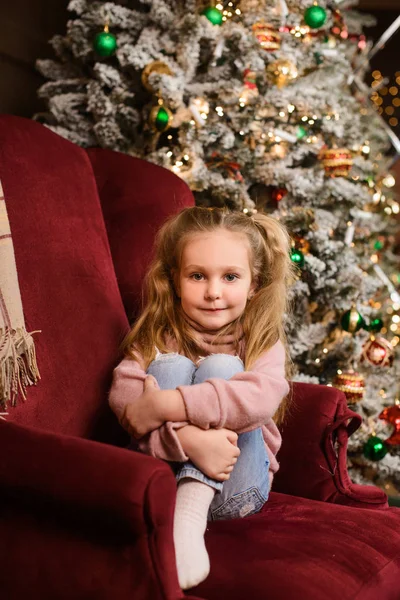 Petite Fille Assise Dans Une Chaise Rouge Près Nouvel Arbre — Photo