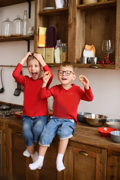 Los Niños Divierten Juegan Cocina Madera Con Bagels Hermanos Vestidos —  Fotos de Stock