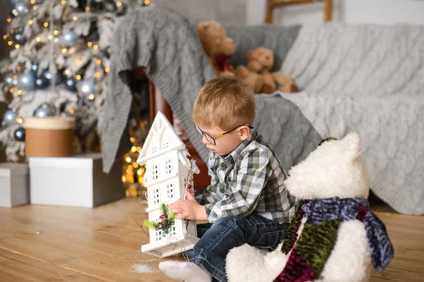 Boy Glasses Sitting Wooden Floor Plays White Toy House Background — Stock Photo, Image