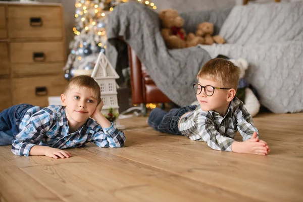 Zwei Kinder Jungen Brüder Liegen Auf Dem Holzboden Vor Dem — Stockfoto