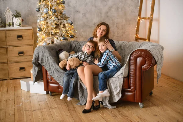 Felice Amorevole Mamma Abbraccia Suoi Figli Seduti Sul Divano Camera — Foto Stock