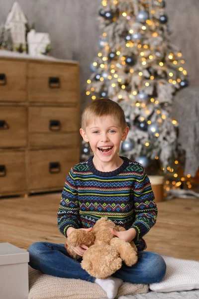 Chlapec Svetrech Sedící Dřevěné Podlaze Pokoji Vánočním Stromečkem Medvídek — Stock fotografie