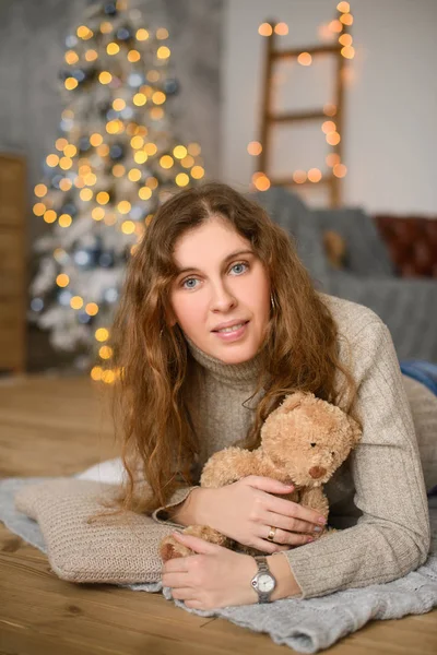 Νεαρή Ευτυχισμένη Γυναίκα Σγουρά Μαλλιά Μια Αγκαλιά Αρκουδάκι Παιχνίδι Βρίσκεται — Φωτογραφία Αρχείου