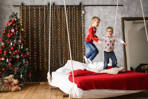 Chlapci Bratři Bavte Skákání Závěsné Posteli Pokoji Vánočním Stromečkem Přeplněné — Stock fotografie