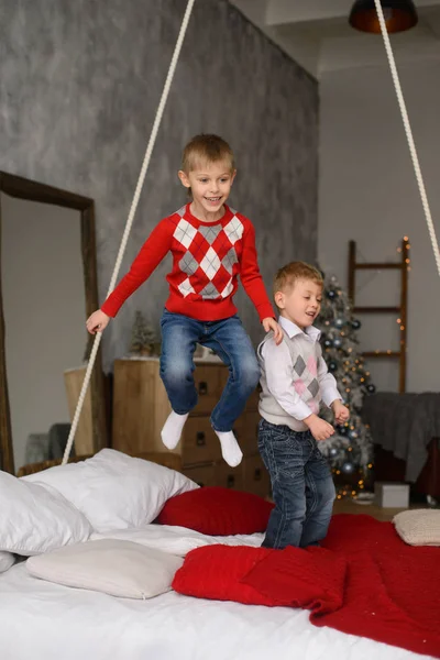 Jongens Broeders Veel Plezier Springen Hangend Bed Kamer — Stockfoto