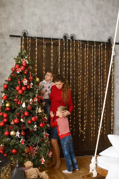 Maman Ses Petits Fils Décorent Arbre Noël Balles Rouges Sur — Photo