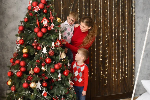 Maman Ses Petits Fils Décorent Arbre Noël Balles Rouges Sur — Photo