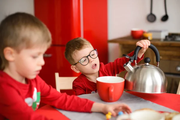 Niño Gafas Sentados Mesa Desde Tetera Metálica Hasta Taza Sentado —  Fotos de Stock