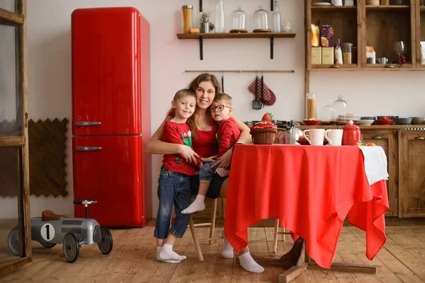 Mom Sentado Mesa Comedor Abraza Dos Hijos Cocina Madera Sobre —  Fotos de Stock