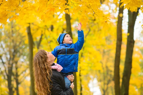 Mamá Con Hijo Sus Paseos Brazos Otoño Parque Entre Arces —  Fotos de Stock