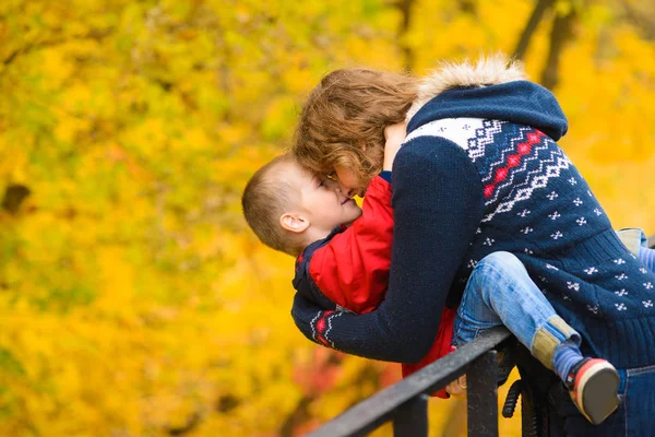 Mamá Con Hijo Con Ropa Caliente Puente Parque Otoñal Con —  Fotos de Stock