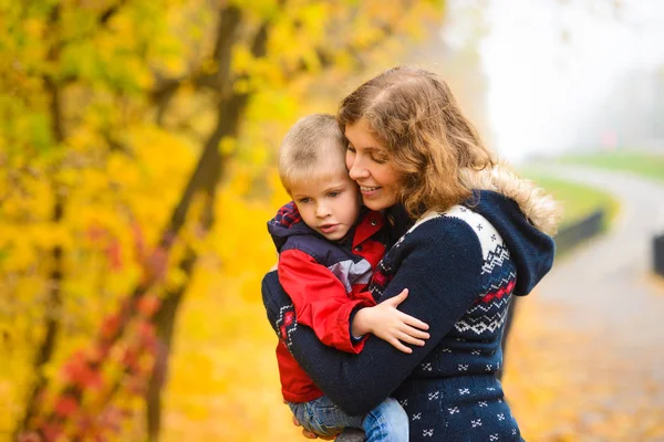 Mamá Con Hijo Con Ropa Caliente Puente Parque Otoño Con —  Fotos de Stock