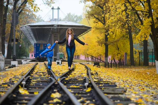 Mutter Und Sohn Laufen Auf Den Schienen Der Bahn Herbstpark — Stockfoto