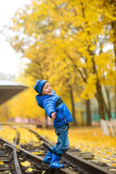 Jongen Hoed Jas Rubberen Laarzen Staat Rails Het Houden Van — Stockfoto