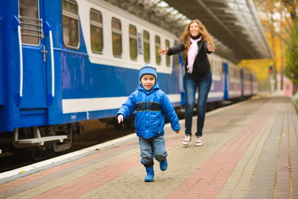 Mamma Kommer Ikapp Skrattande Liten Son Längs Blå Tåg Stationen — Stockfoto