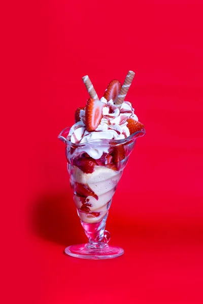 Glasschale mit Waffelroellchen 'de Erdbeereis becher