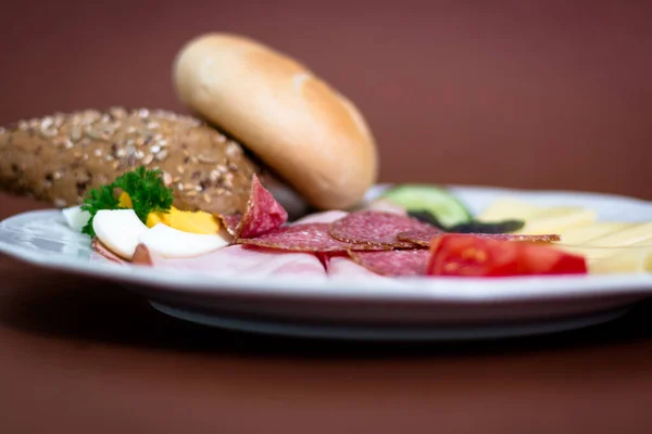 Jambonlu Peynirli Yumurtalı Salamlı Ekmek 