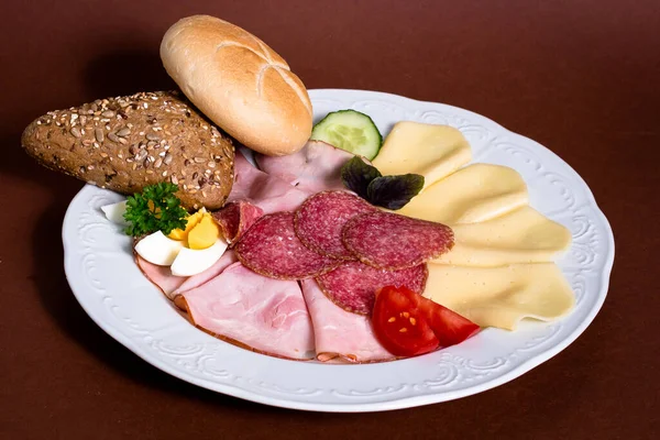 Fruestuecksvariation mit Gepck auf Teller