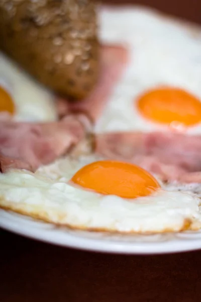 Jambon & Yumurta mit Brot 