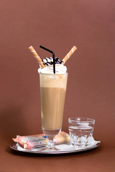 Eiskafee mit Schlagobers und Strohhalm