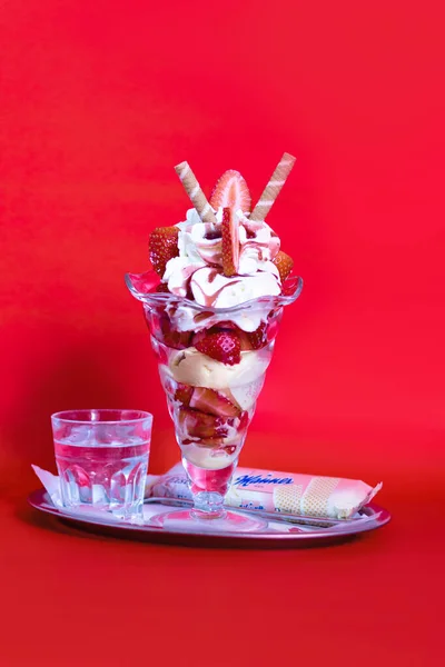 Glasschale auf Tablet 'te Erdbeereisbecher