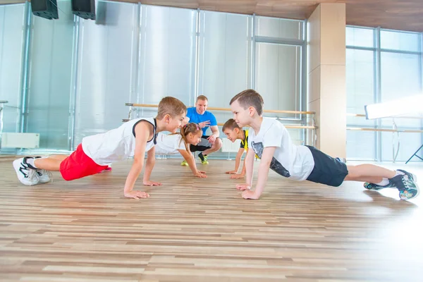 Los niños en la lección de educación física en la escuela gimnasta niño — Foto de Stock