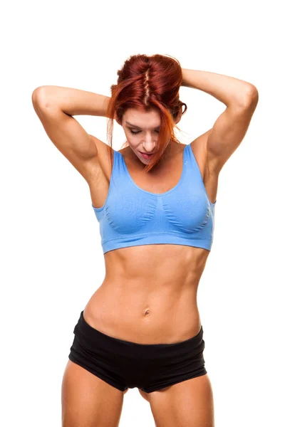 Atleta jovem muscular em pé sobre fundo branco. Mulher fisiculturista relaxante após o exercício . — Fotografia de Stock