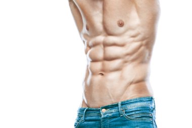 vücut geliştirmeci poz. Güzel sportif adam erkek güç. Fitness mavi kot pantolon kaslı. izole beyaz arka plan üzerinde. Kas gövde olan adam. Güçlü atletik erkek Fitness modeli gövde gösteren altı bohça abs