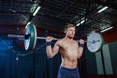 Kas fitness adam başını modern fitness merkezinde bir halter Deadlift için hazırlanıyor. Fonksiyonel eğitim. Egzersiz kapmak. Çapraz uygun stil, deadlift