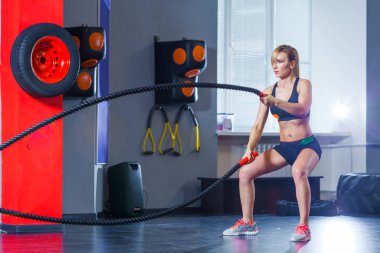 Uygun spor salonu çapraz halat savaş boyu eğitim kadın