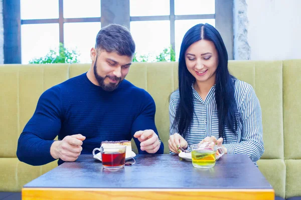 Feliz pareja amorosa disfrutando del desayuno en un café. Amor, citas, comida, estilo de vida — Foto de Stock